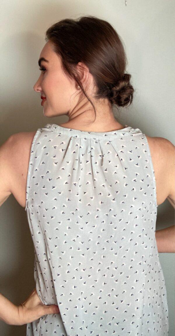 Joie ~ Lovely Daffodil Floral Print Light Blue Sleeveless Silk Blouse Sz Small - Image 2