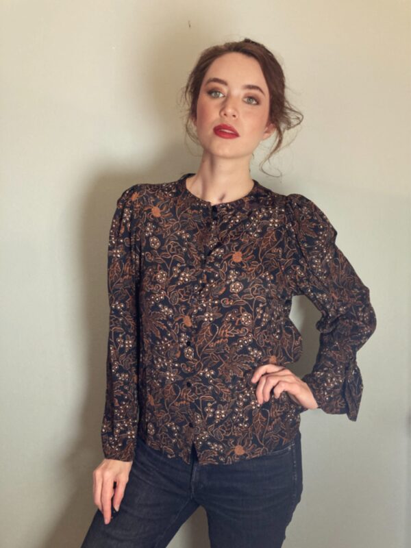 Warm ~ Fall Leaves Floral Print Button-up Blouse ~ Size M ~ Lovely & Rich Hues! - Image 4
