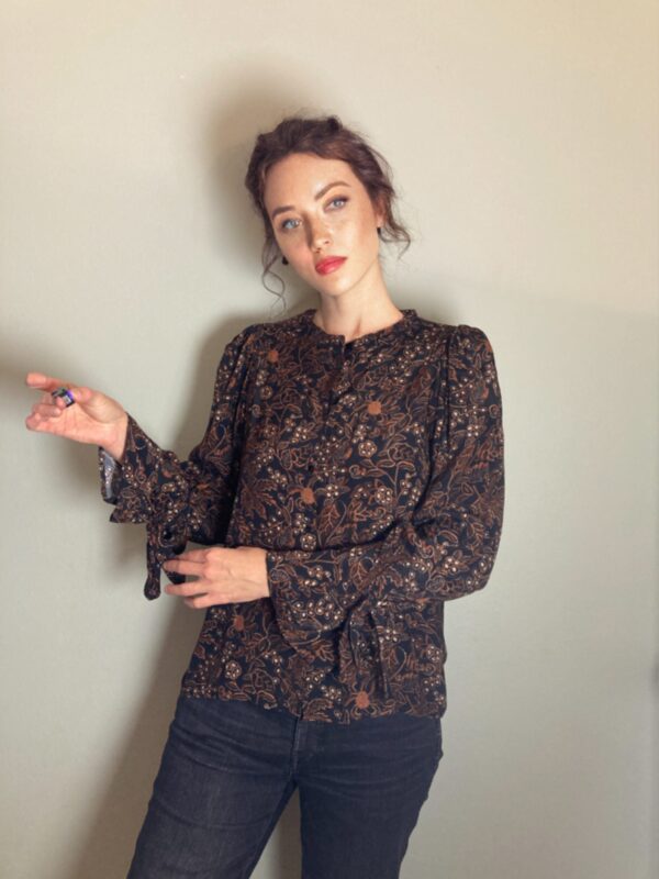 Warm ~ Fall Leaves Floral Print Button-up Blouse ~ Size M ~ Lovely & Rich Hues! - Image 2