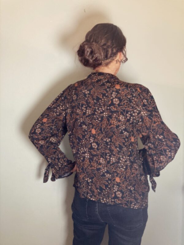 Warm ~ Fall Leaves Floral Print Button-up Blouse ~ Size M ~ Lovely & Rich Hues! - Image 3